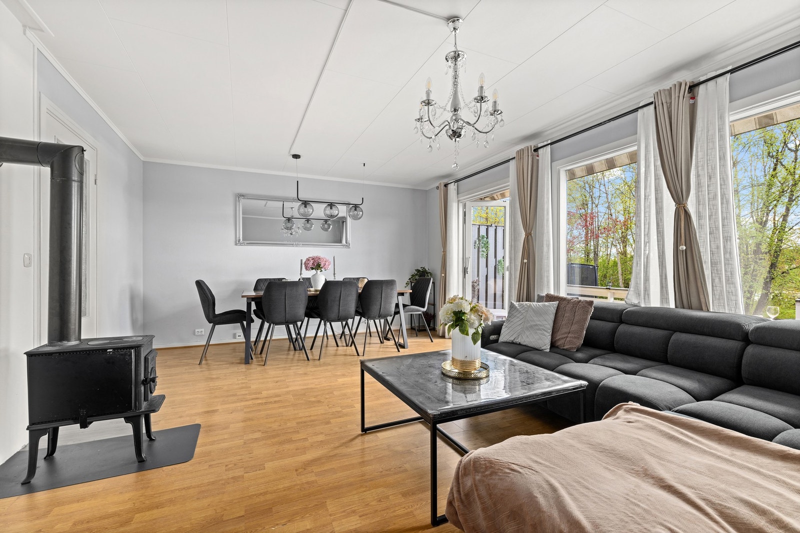 Stuen har store fine vinduer som slipper inn rikelig med naturlig lys Galleribilde