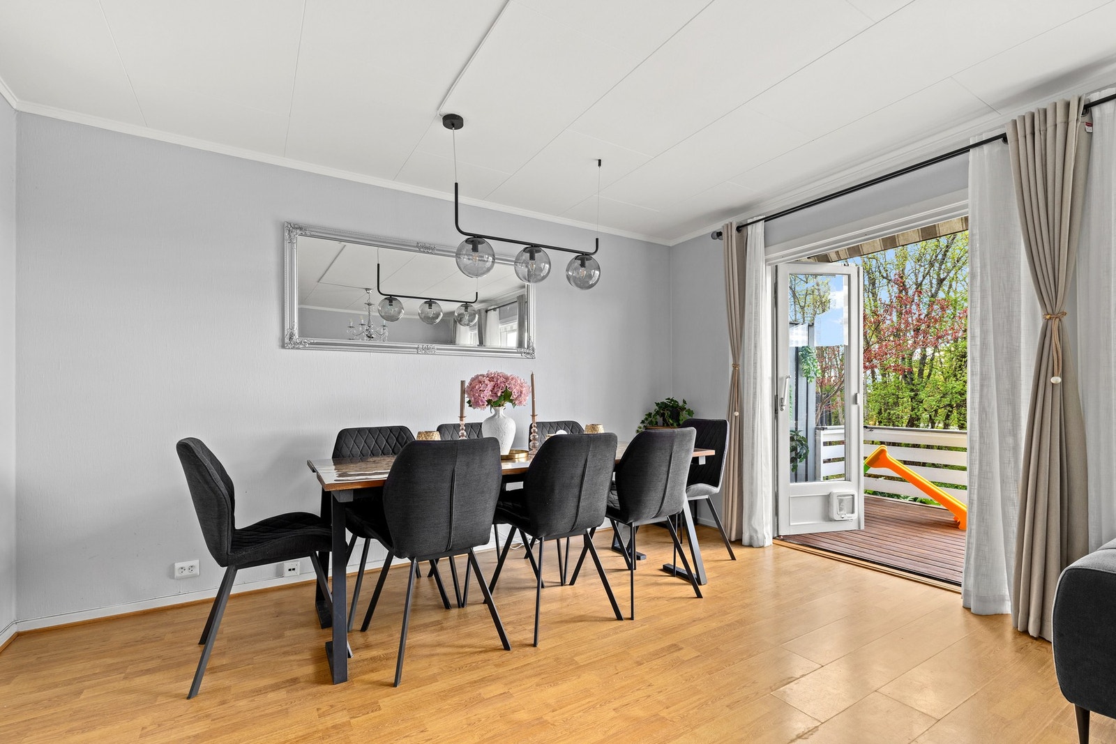 Utgang til terrasse mellom spisestue og stue Galleribilde