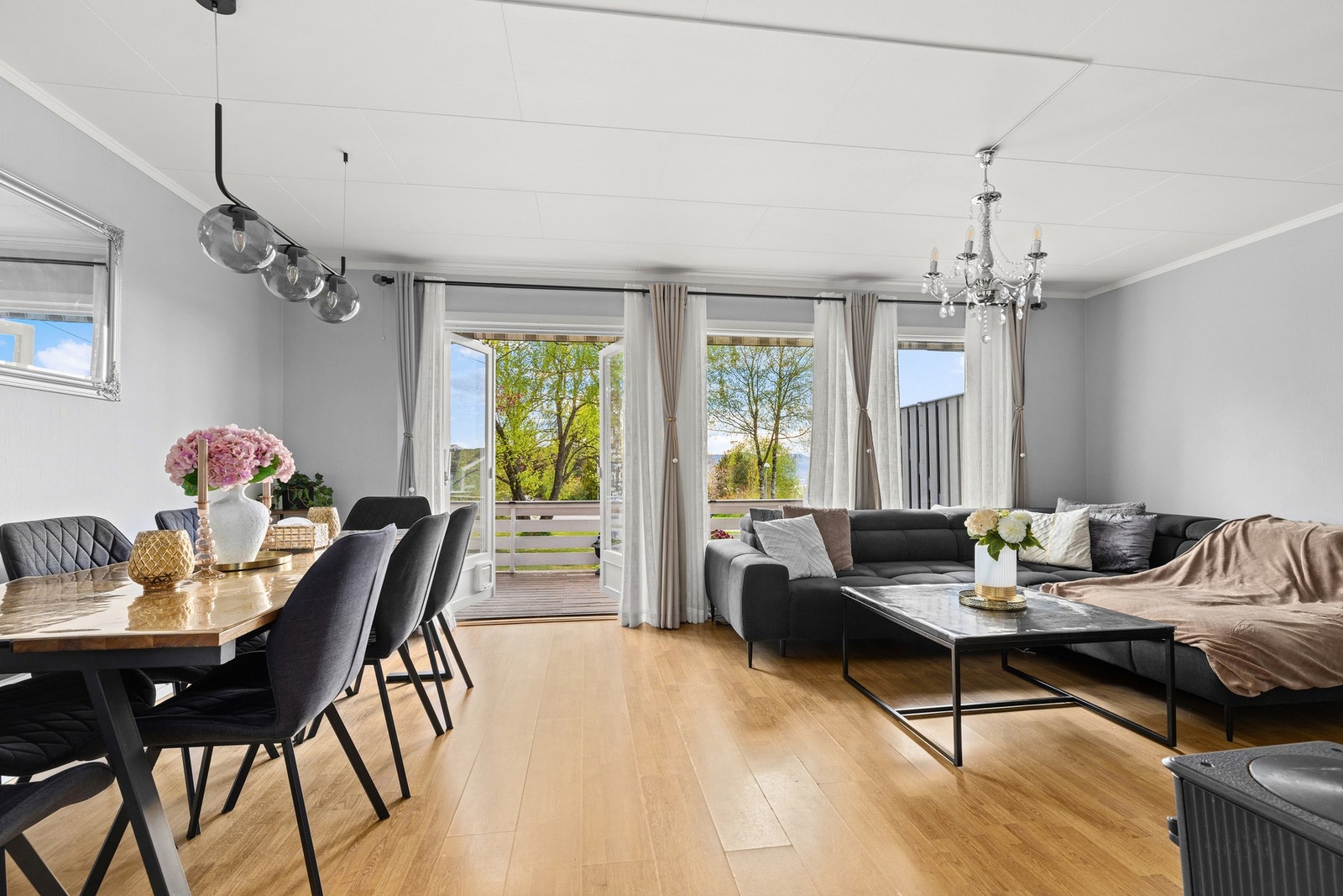 Lys og fin stue med god plass til både sofa og spisebord Galleribilde