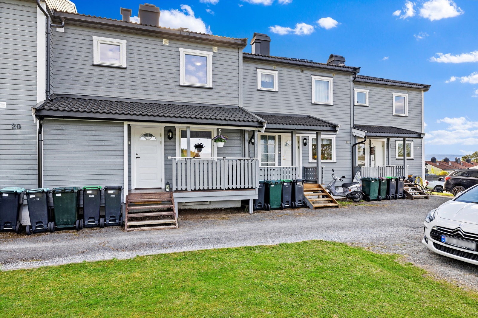 Pent rekkehus i et barnevennlig område Galleribilde