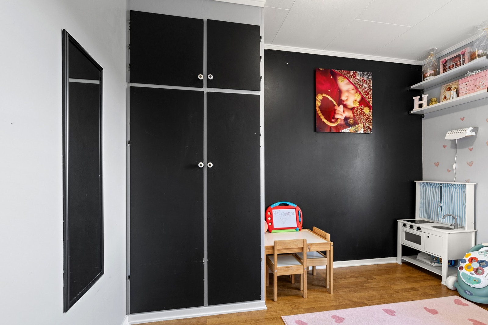 Soverom med garderobeskap Galleribilde