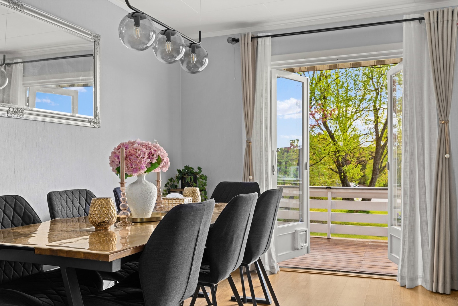 Lys og fin stue med utgang til terrasse Galleribilde
