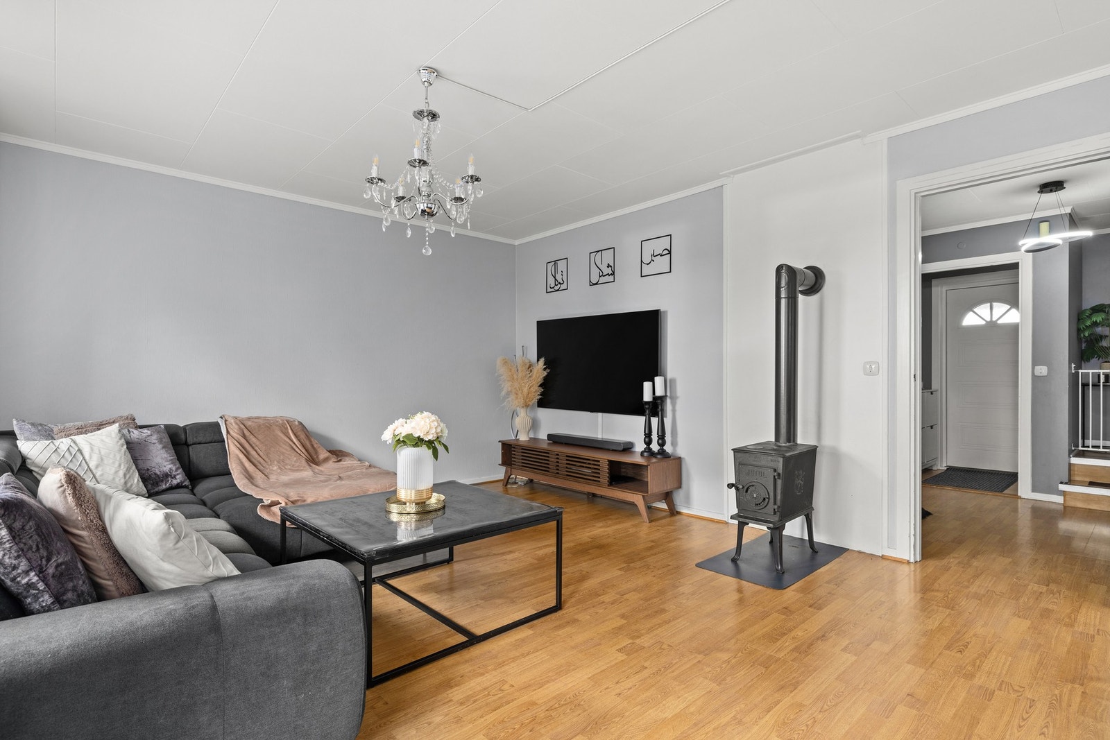 Stue med vedovn som gir fra seg godt med varme Galleribilde