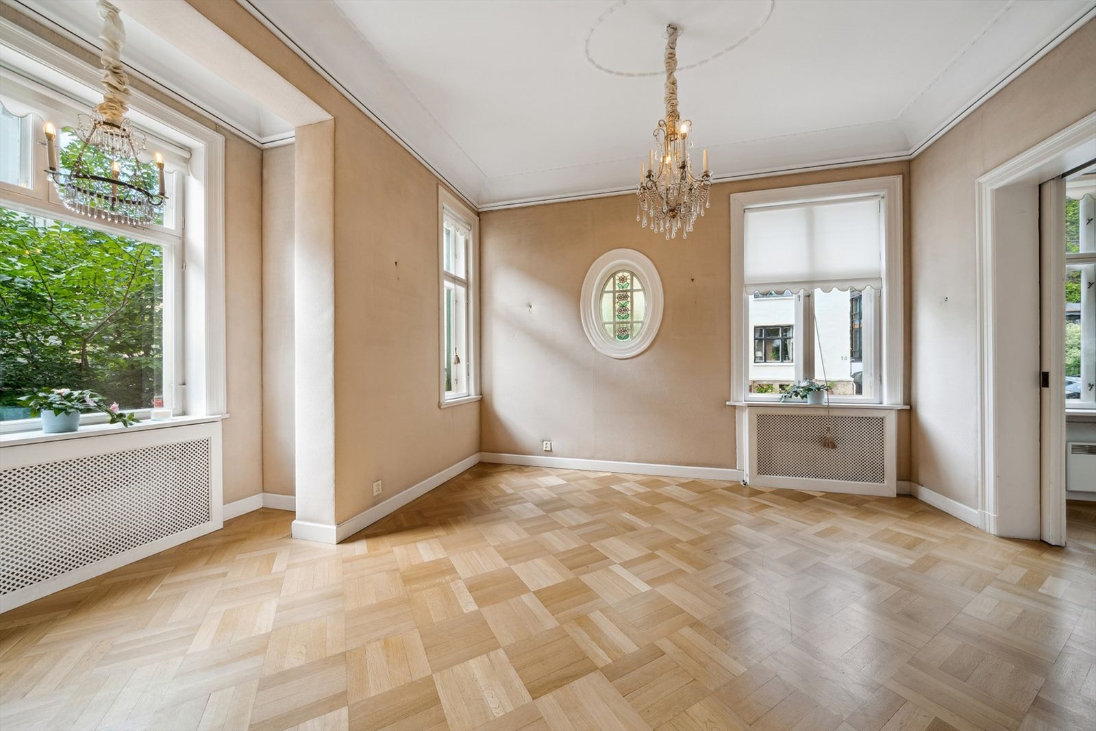 Romslig stue med store vindusflater. Galleribilde