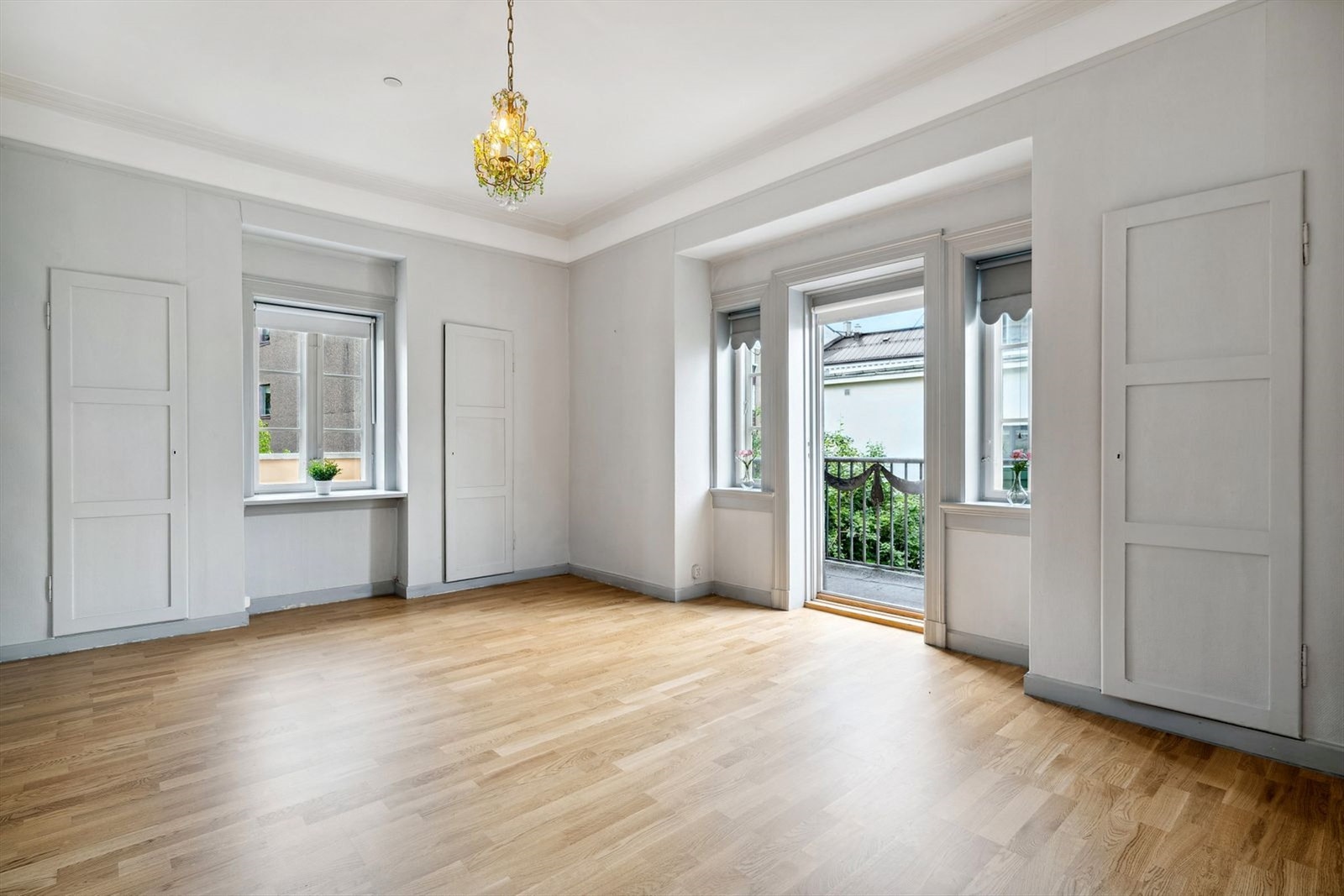 Romslig hovedsoverom med utgang til liten balkong. Galleribilde