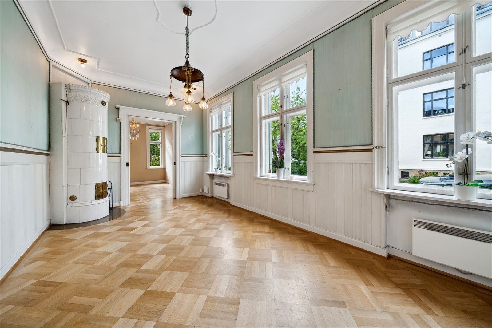 Klassisk spisestue med nydelig kakkelovn. Galleribilde