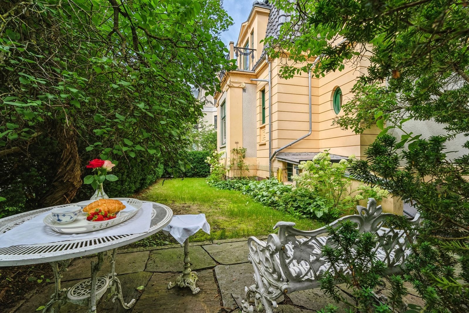Nydelig liten hage med skjermet uteplass. Galleribilde