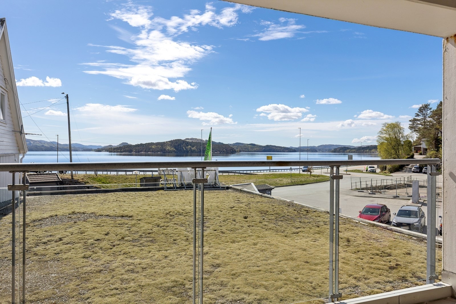 Her bor du med en nydelig utsikt mot Skjoldafjorden, i en lettstelt leilighet med trappefri adkomst. Galleribilde