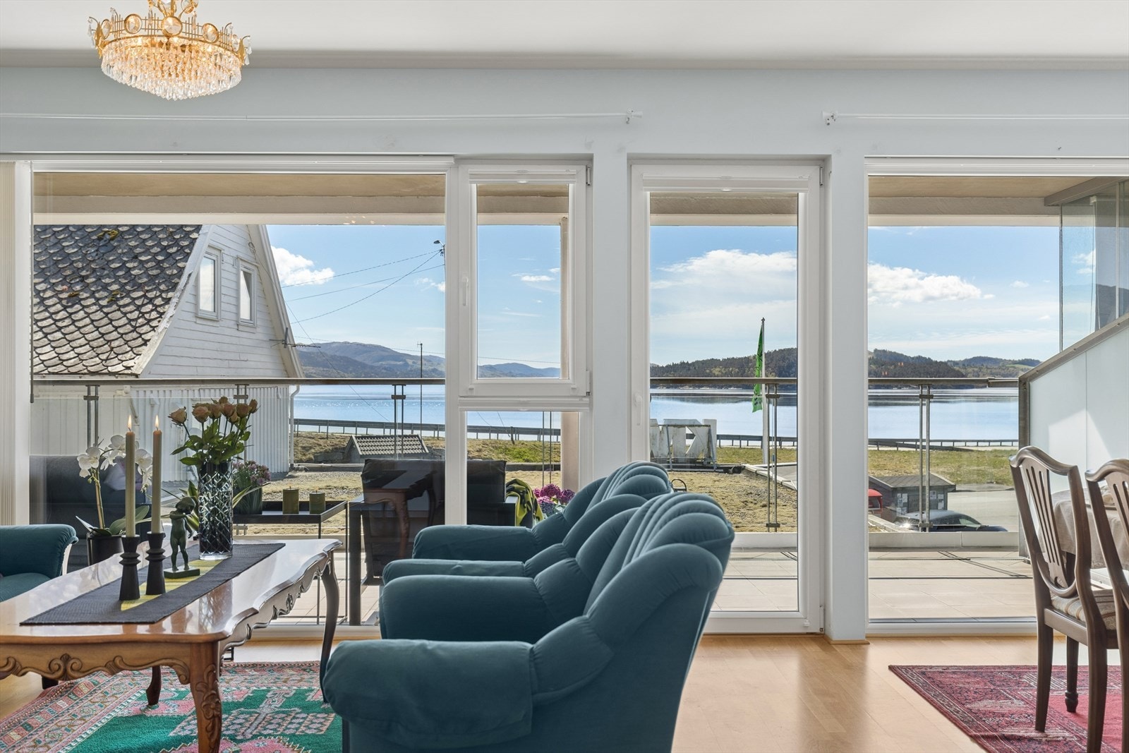 Fra stuen er det direkte utgang til terrassen, noe som visker ut skillet mellom inne og ute. Galleribilde