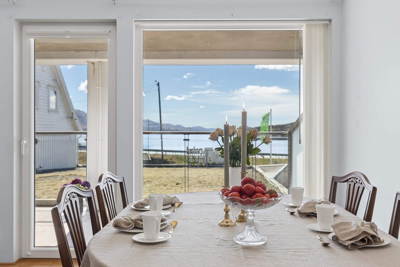 Spiseplassen er plassert slik at du kan nyte utsikten mot fjorden under måltidene. Galleribilde