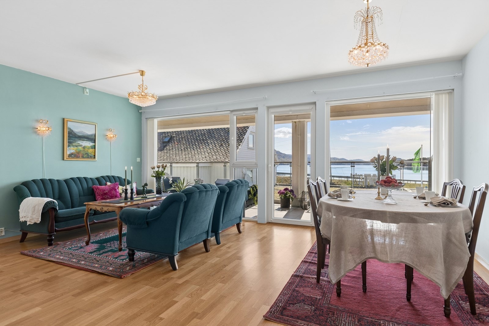 Rommet har god plass til både sofagruppe og spisebord, med gjennomgående gode materialvalg. Galleribilde