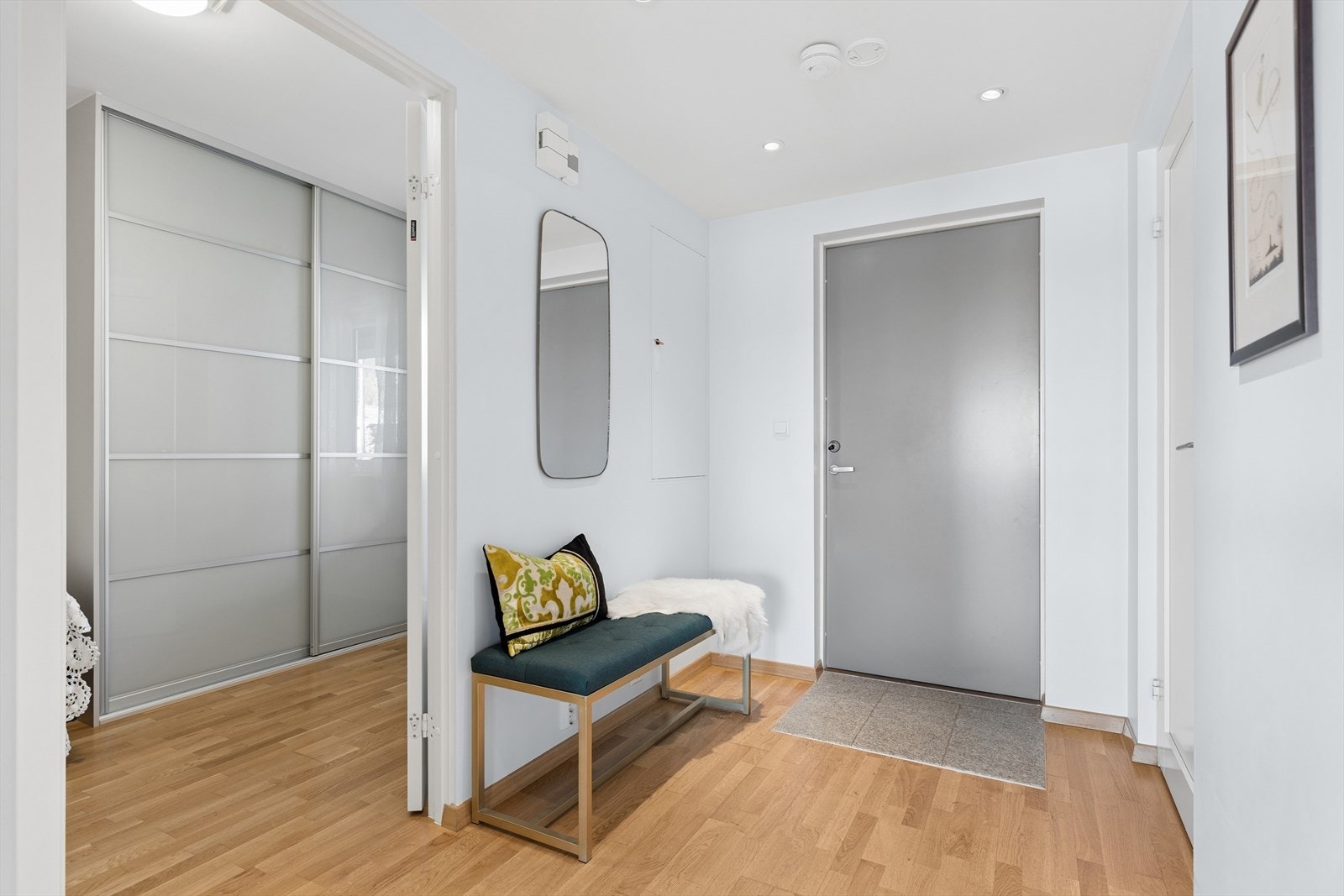En innbydende entré med plass til yttertøy ønsker deg velkommen hjem. Galleribilde