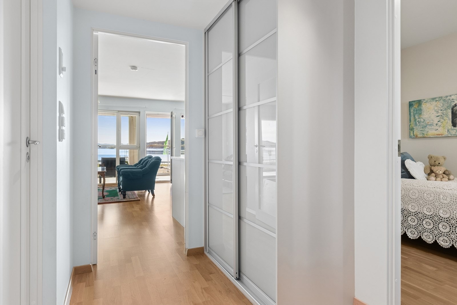 Fra gangen er det enkel tilgang til alle rom, noe som understreker den gode planløsningen. Også her er det plassert en skyvedørsgarderobe for ekstra oppbevaring. Galleribilde