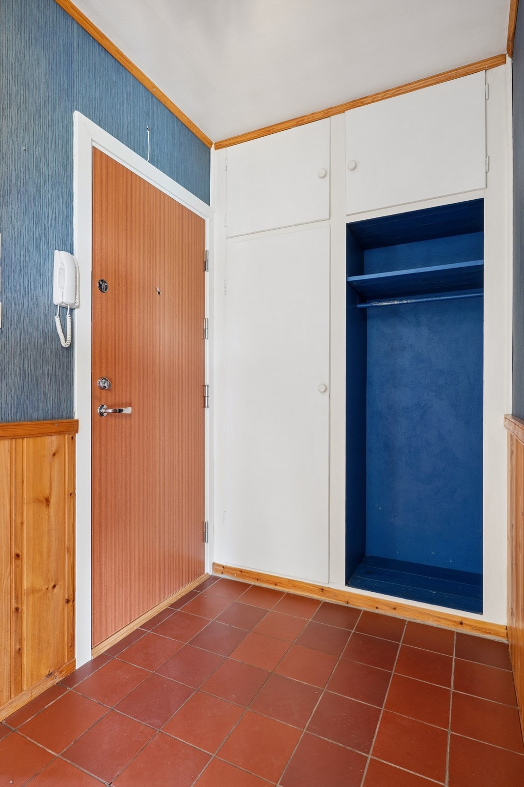 Praktisk inngangsparti med god plass for oppbevaring av sko og yttertøy i garderobe. Galleribilde