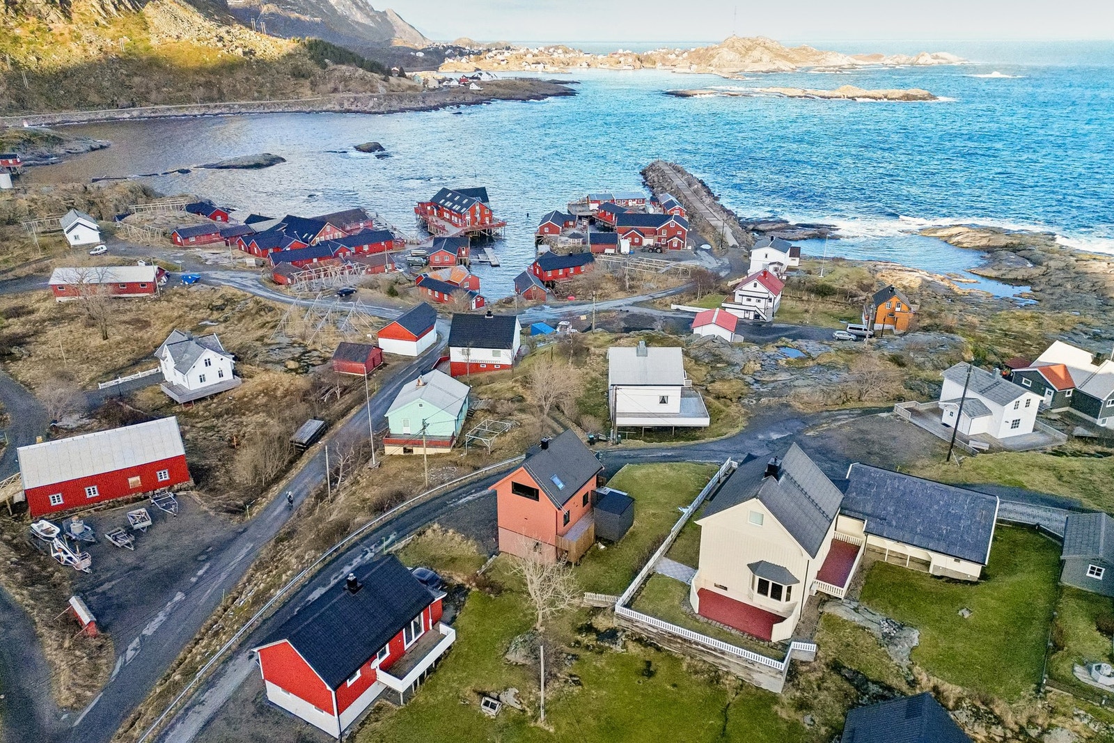 Å i Lofoten byr på noe av det mest særegne Lofoten har å tilby - her kombineres hav, fjell og historie i helt unike omgivelser. Galleribilde