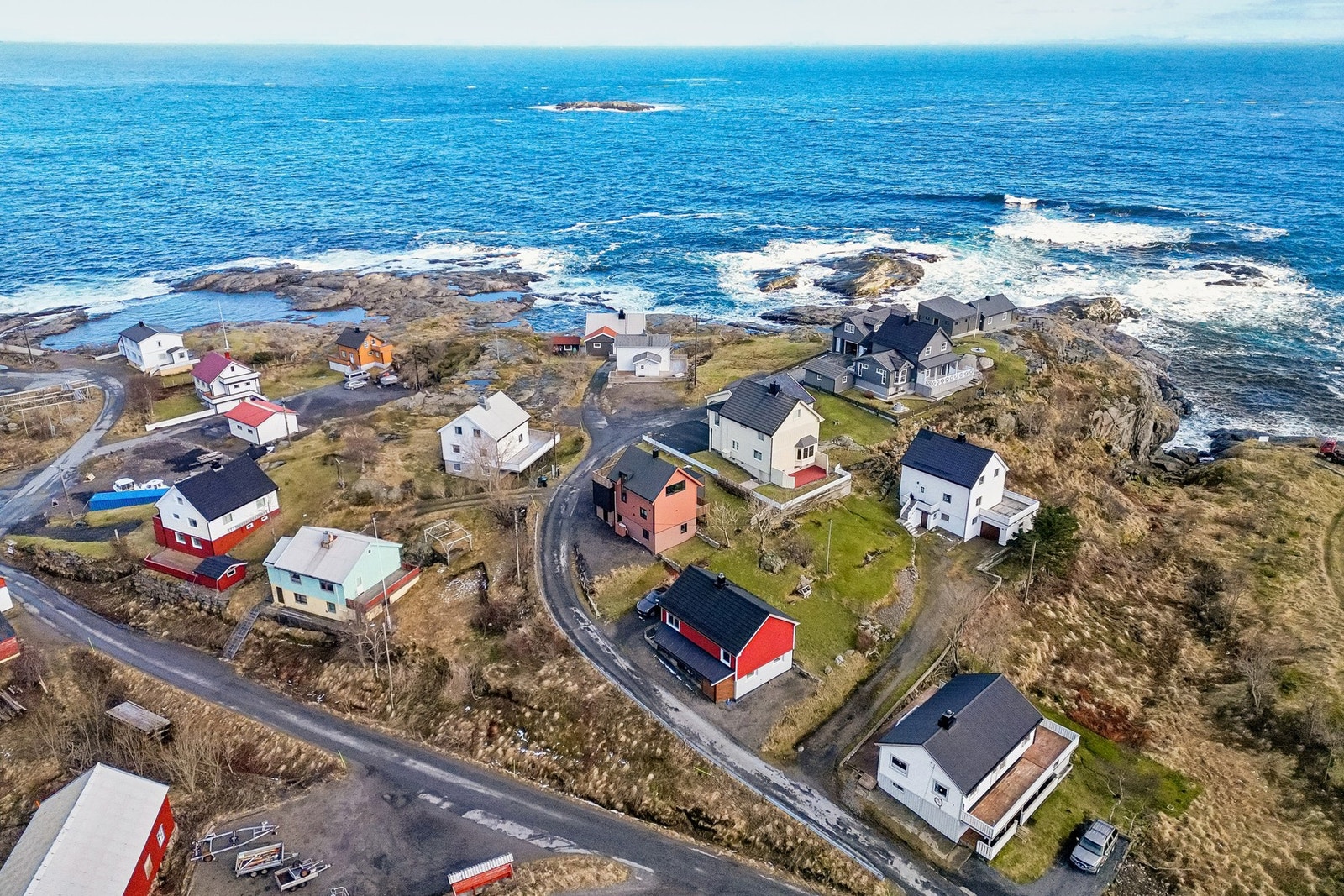 Å er et gammelt, tradisjonelt fiskevær med rorbuer og brygger. Galleribilde