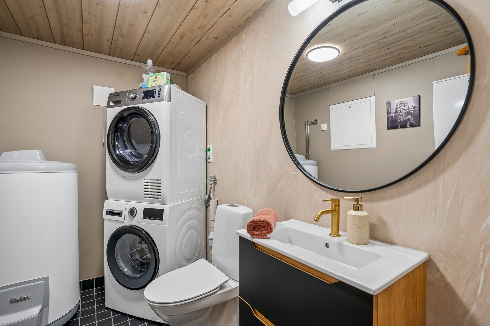 Pent vaskerom med WC og servant. Galleribilde