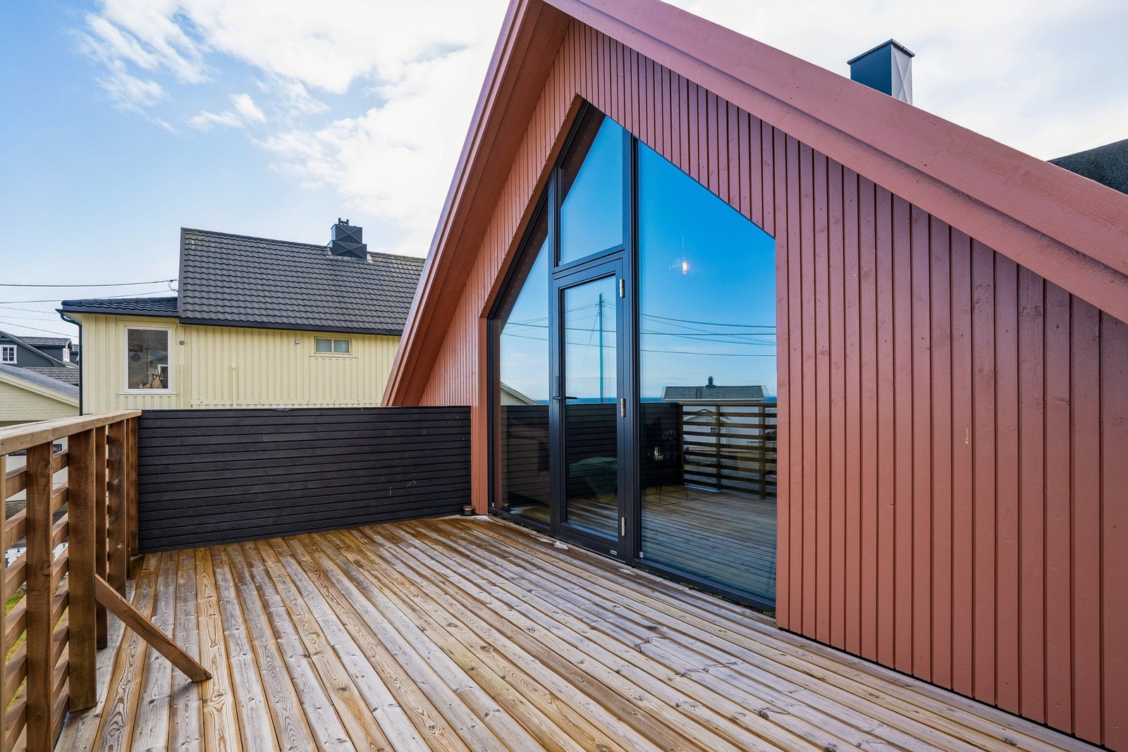 Solrik og romslig balkong. Galleribilde