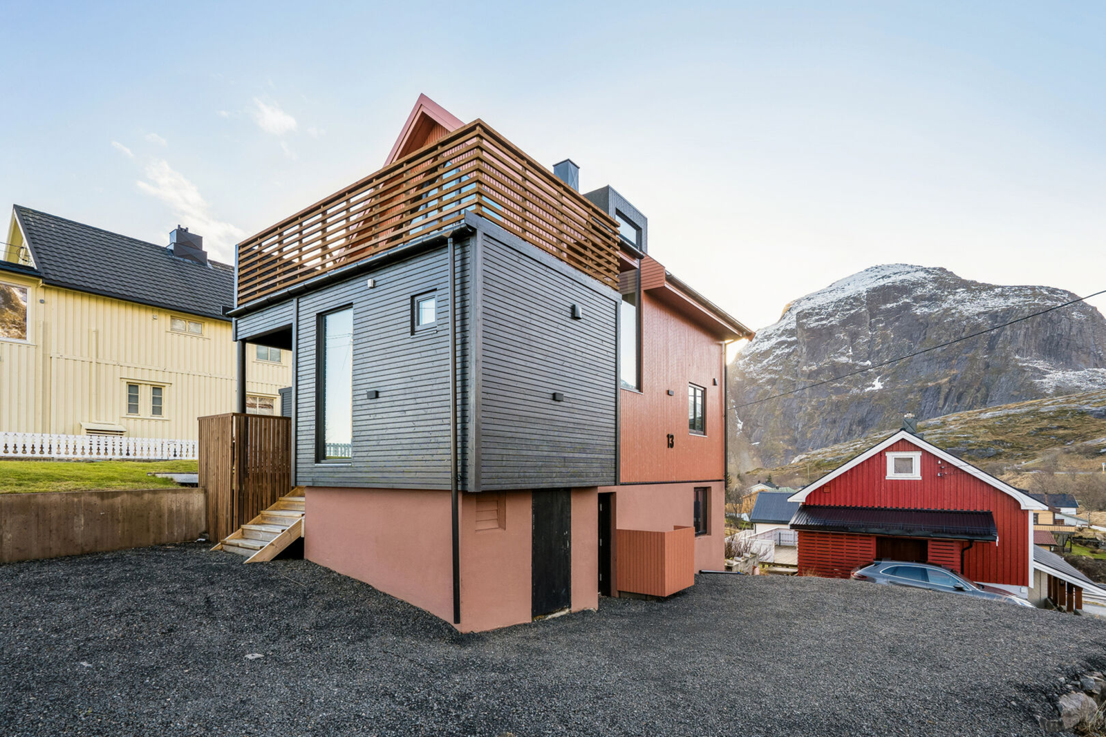 Gruset adkomst med god plass til parkering. Galleribilde