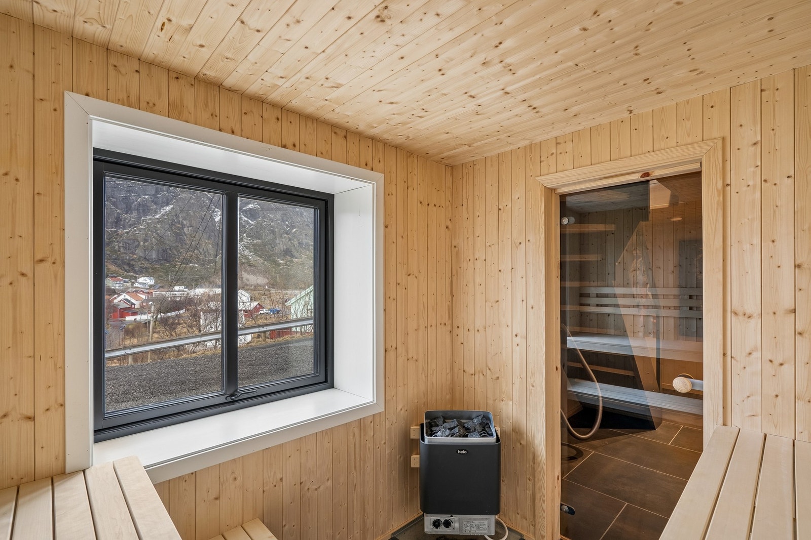 Egen badstue med varme treoverflater som gir en eksklusiv og avslappende atmosfære. Galleribilde