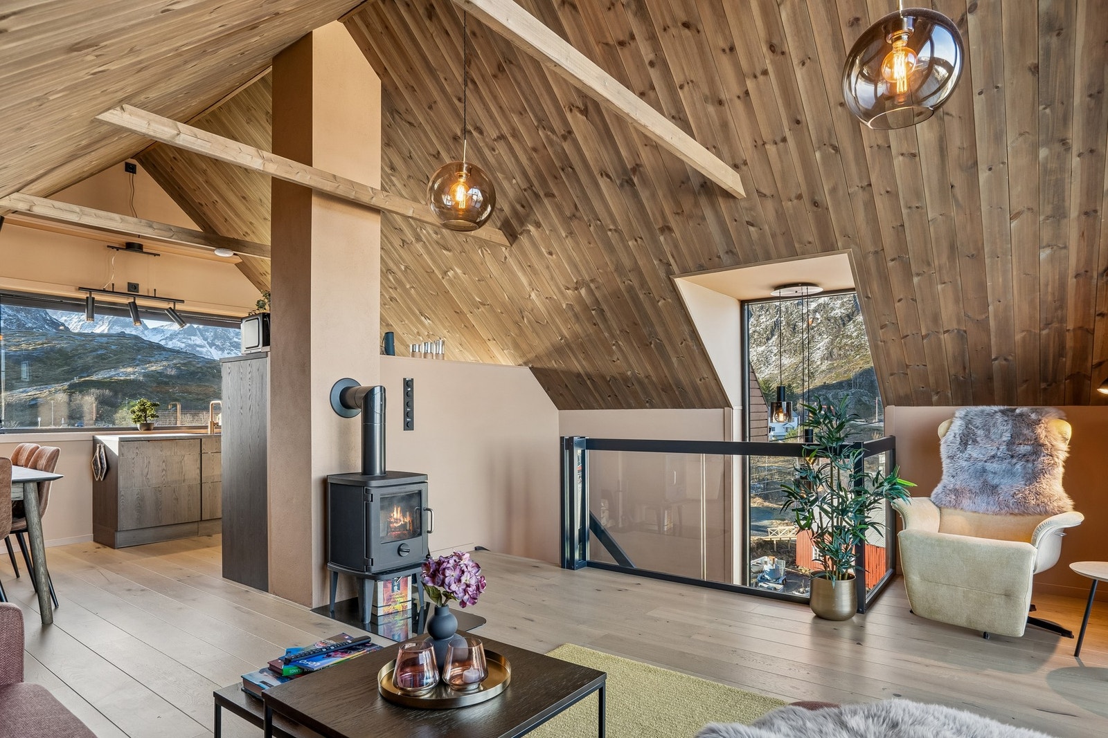 Vi kommer opp i denne flotte loftsetasjen. Her er det åpen stue/kjøkken løsning. Galleribilde