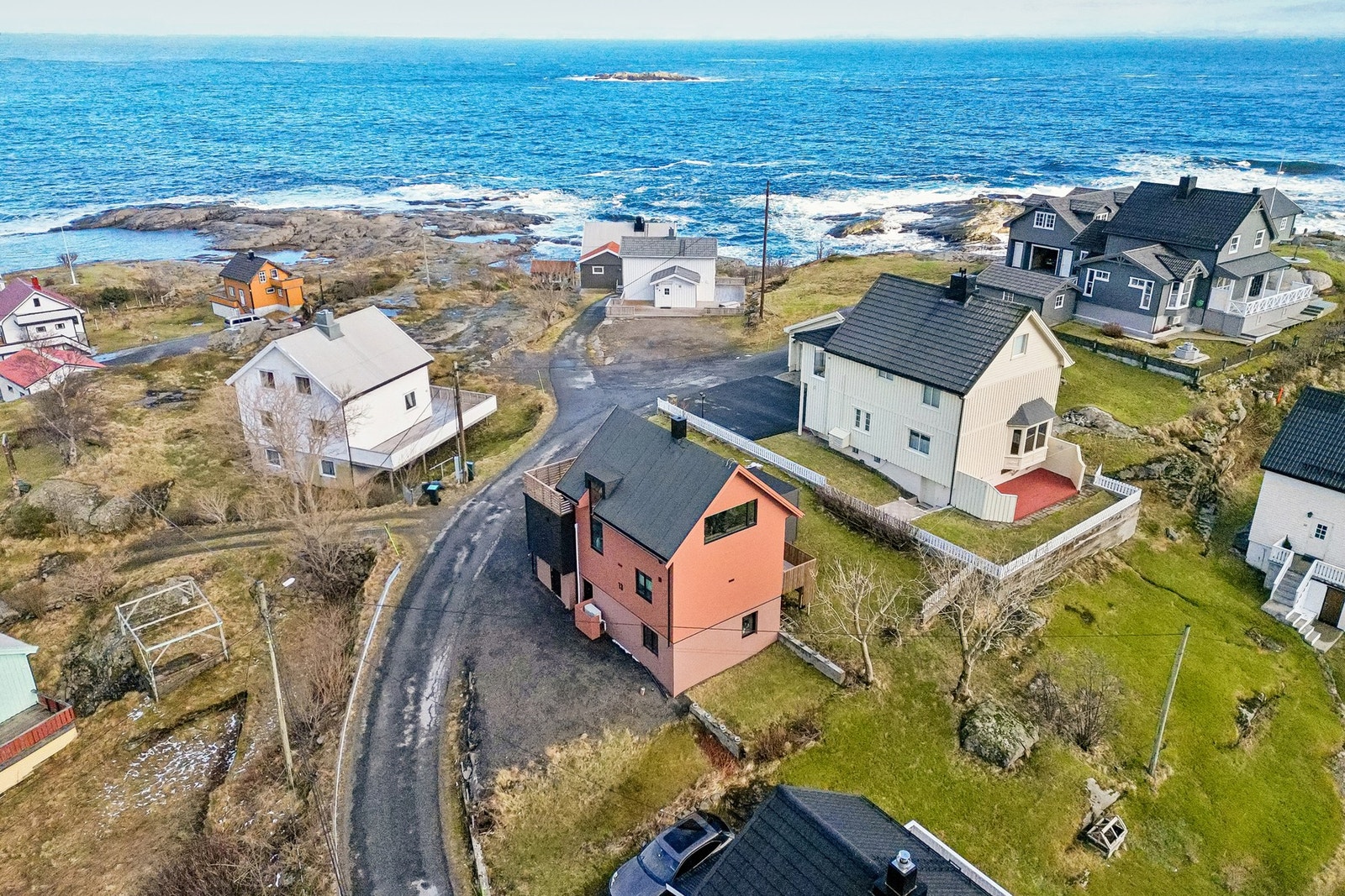 Eiendommen har en unik beliggenhet i Å i Lofoten, med umiddelbar nærhet til havet og det ikoniske kystlandskapet. Galleribilde