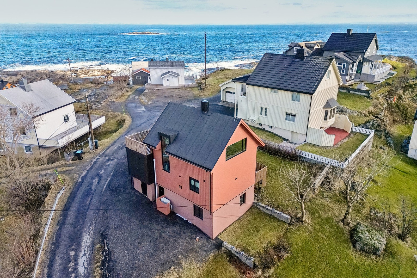 Eiendommen ligger fint til i høyden på Å - helt ytterst i Lofoten! Galleribilde