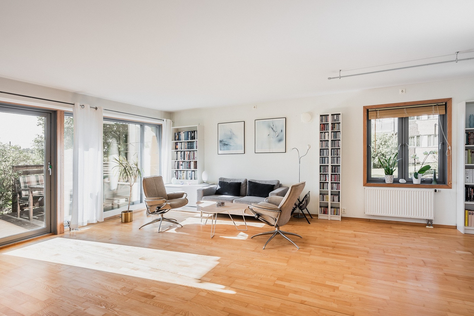 Stor og åpen stue med naturlig plass til både sofa- og spisegruppe. Galleribilde