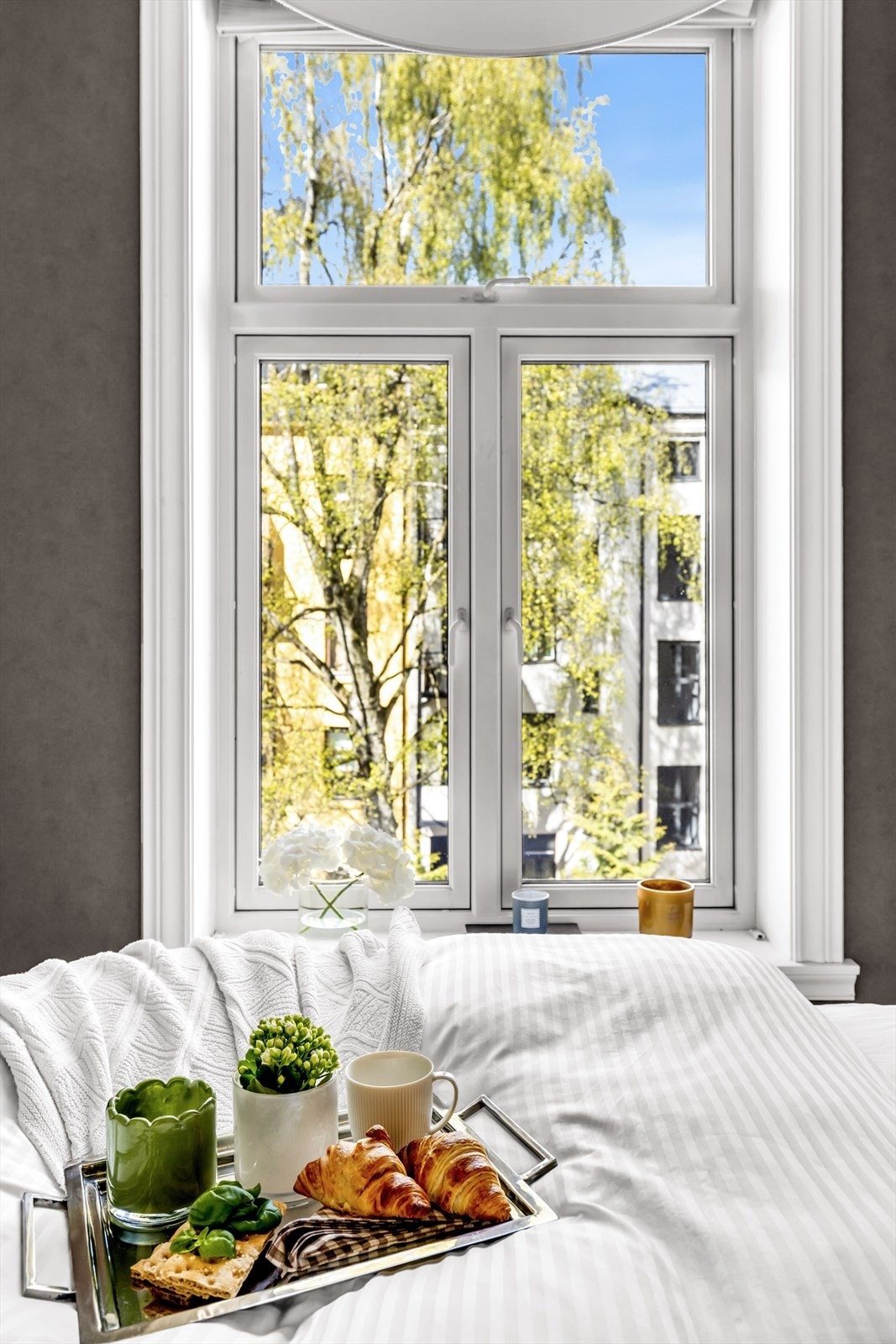 Begge soverommene har store vindusflater som gir rikelig med naturlig lys, god takhøyde og ligger tilbaketrukket vendt mot bakgård. Galleribilde