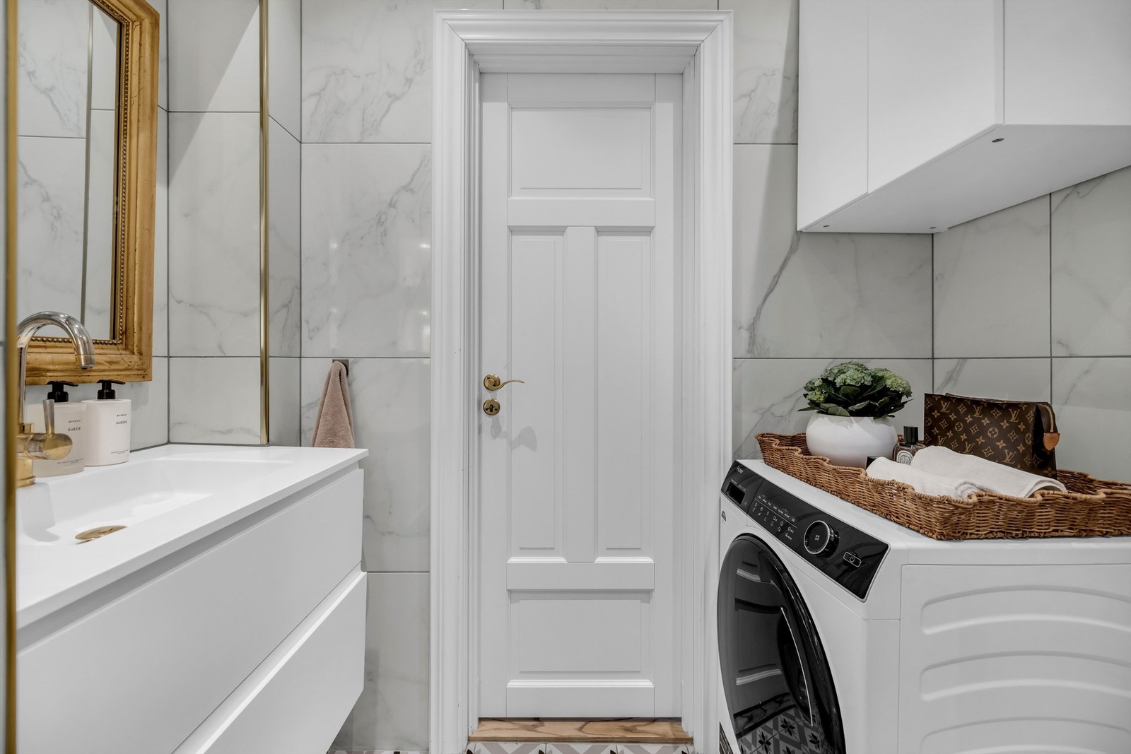 Det er opplegg for vaskemaskin på badet. Galleribilde