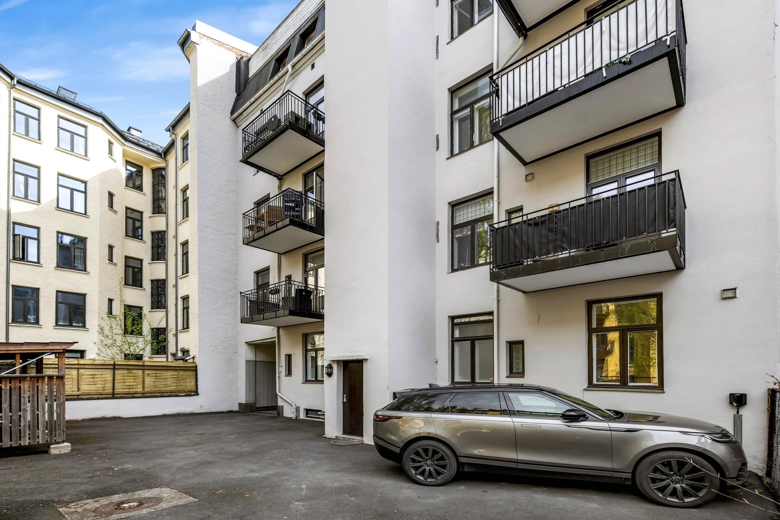 Leiligheten disponerer også en parkeringsplass til venstre ved innkjøring i bakgården. Det er tilrettelagt for el-lader. Galleribilde