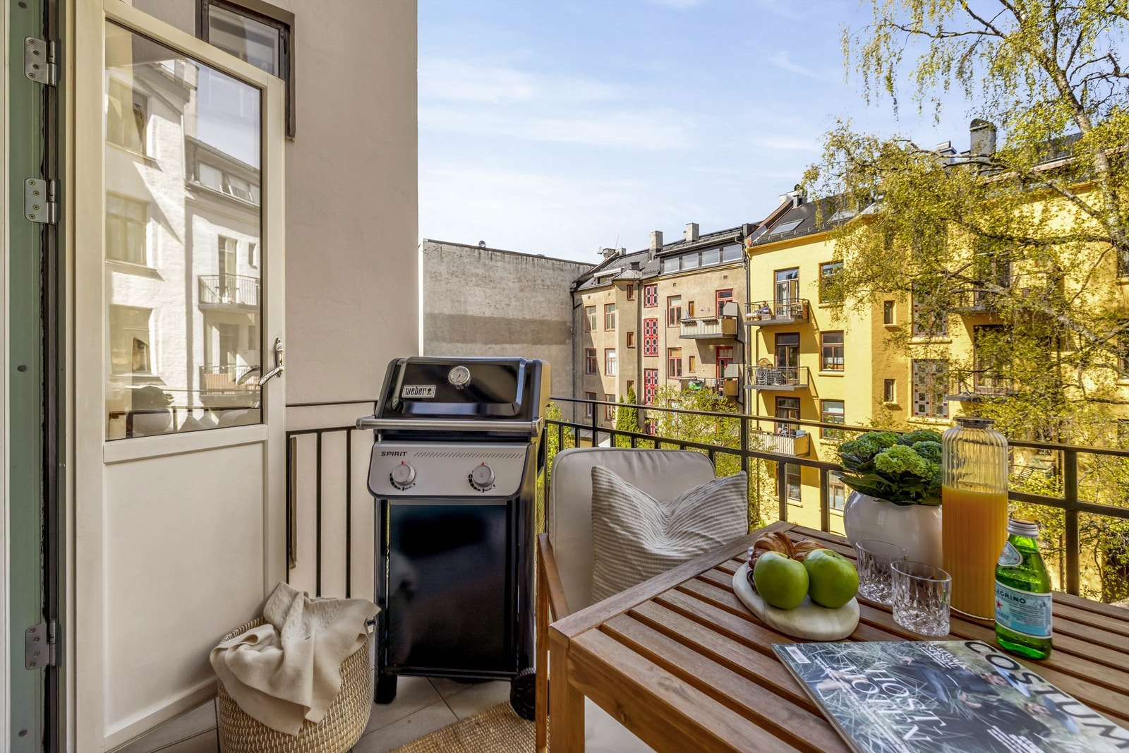 Balkongen er på 4 kvm og er nordvendt. Grilling med elektrisk- eller gassgrill er tillatt. Galleribilde