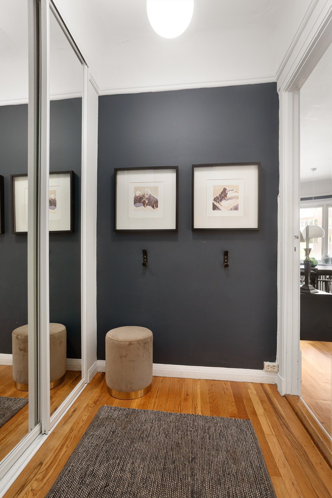Entré med skyvedørsgarderobe for yttertøy og sko. Galleribilde