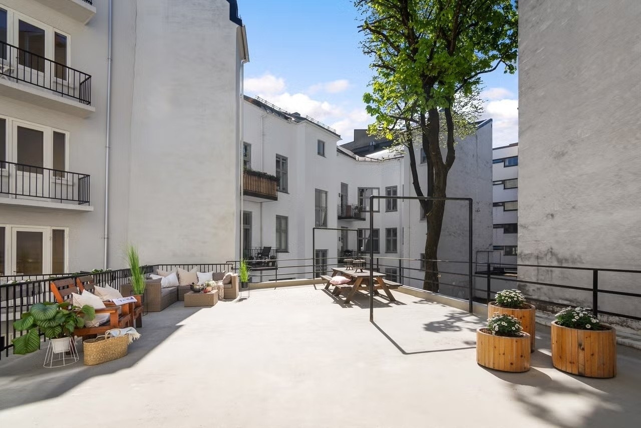 Aksjelaget har stor og solrik terrasse i bakgården med flere sittegrupper. Galleribilde