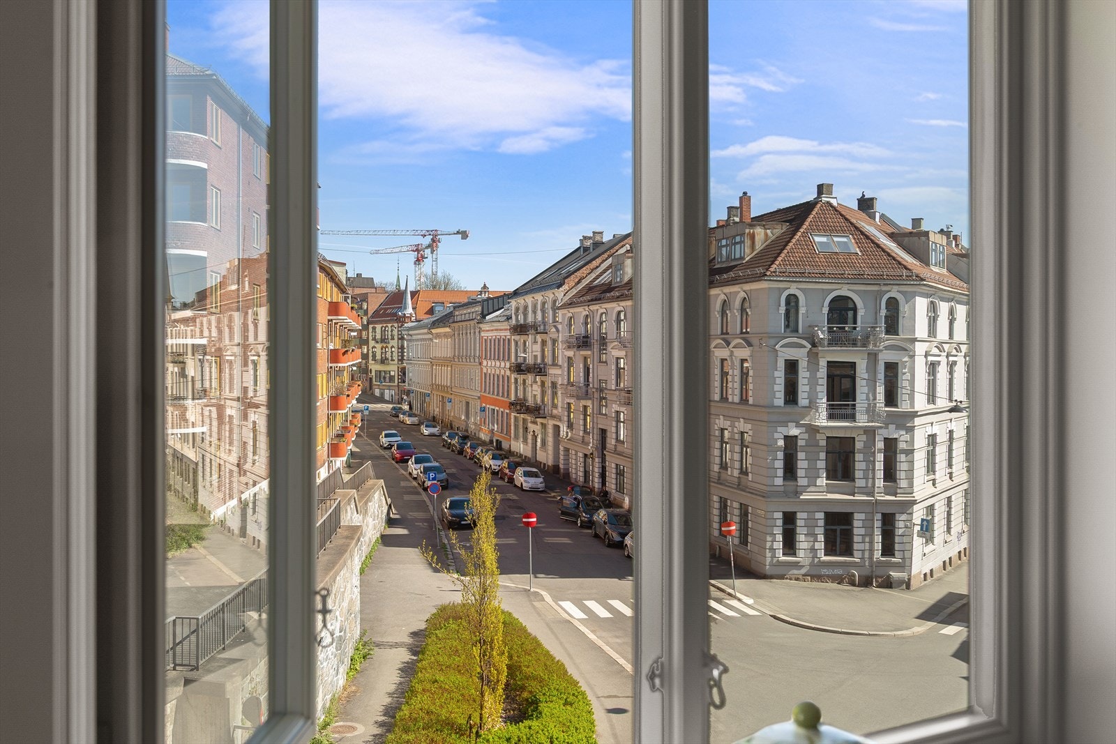 Her bor du tilbaketrukket, men sentralt i grønne omgivelser med alt av servicetilbud i umiddelbar nærhet. Det tar ca. 2 min å gå til Bogstadveien. Galleribilde