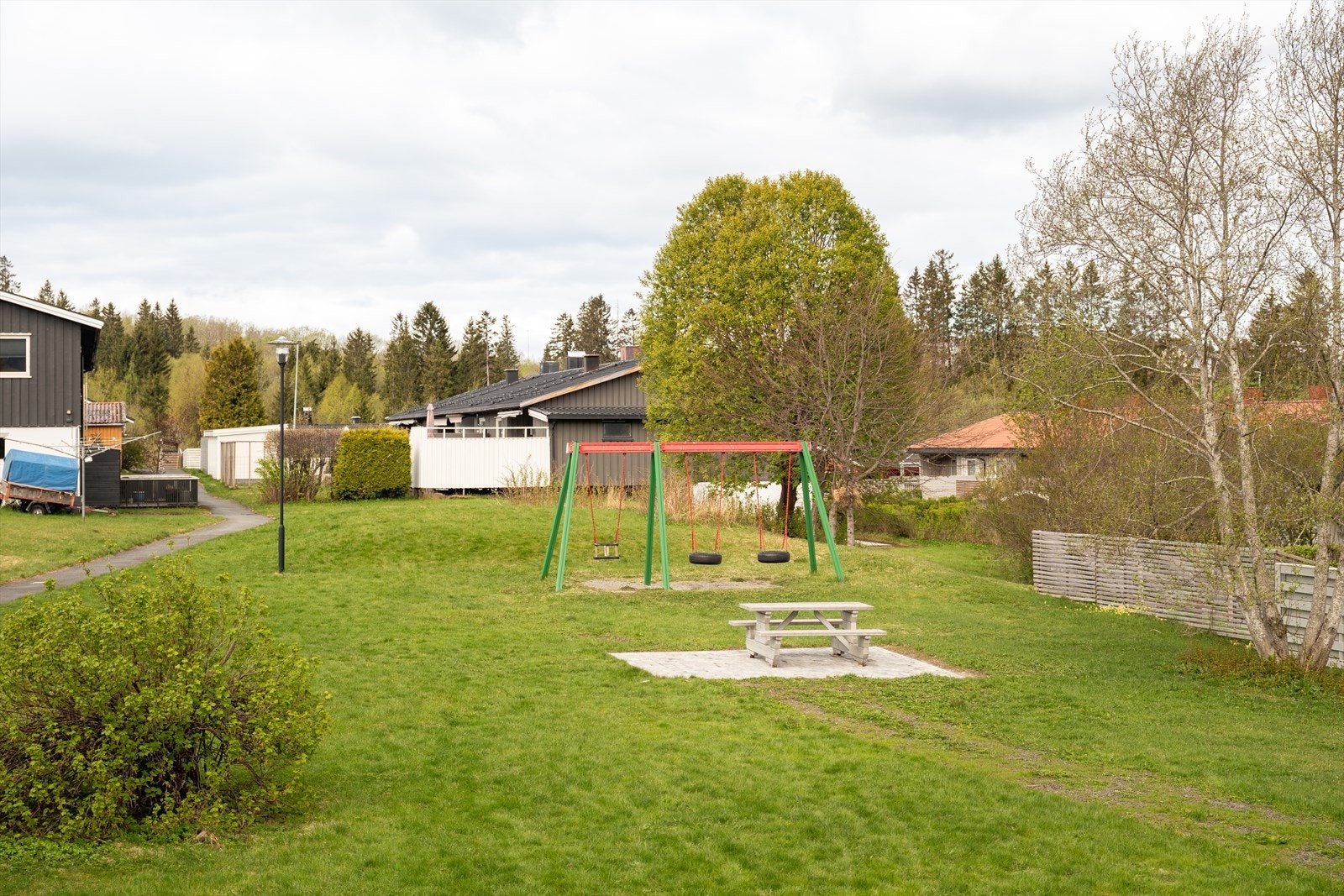 Her bor du nært barnehage, skole og dagligvare, samt en kort kjøretur til Tiller med et bredt utvalg av butikker og servicetilbud. Galleribilde