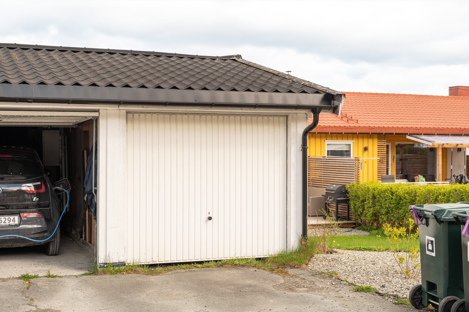 På eiendommen er det gode parkeringsmuligheter i både garasje og biloppstillingsplass ved garasjen og i forkant av huset. Galleribilde