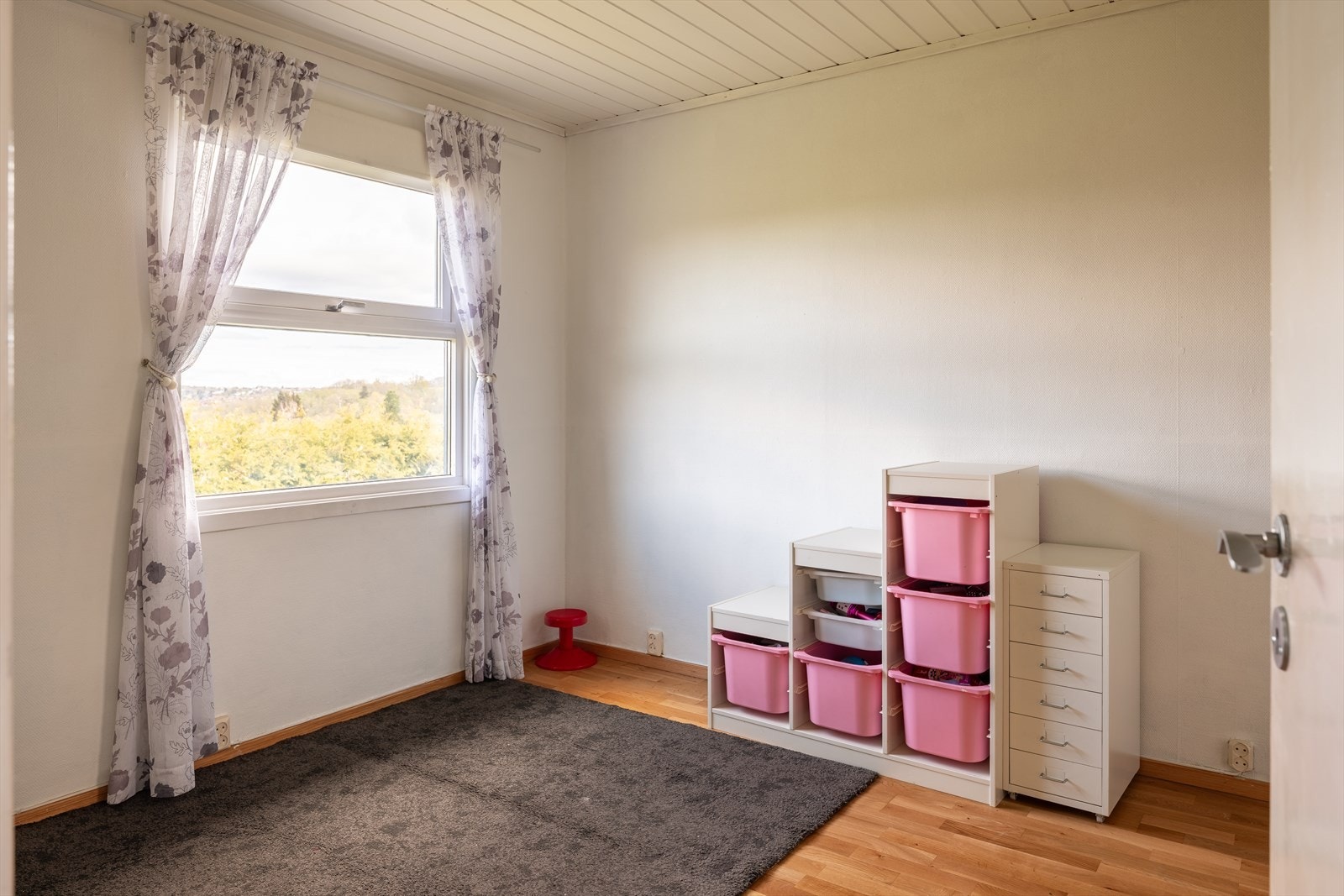 Soverommet i 1. etasjen er målt til hele 11m², nåværende eier disponerer rommet til ekstra oppbevaring. Galleribilde