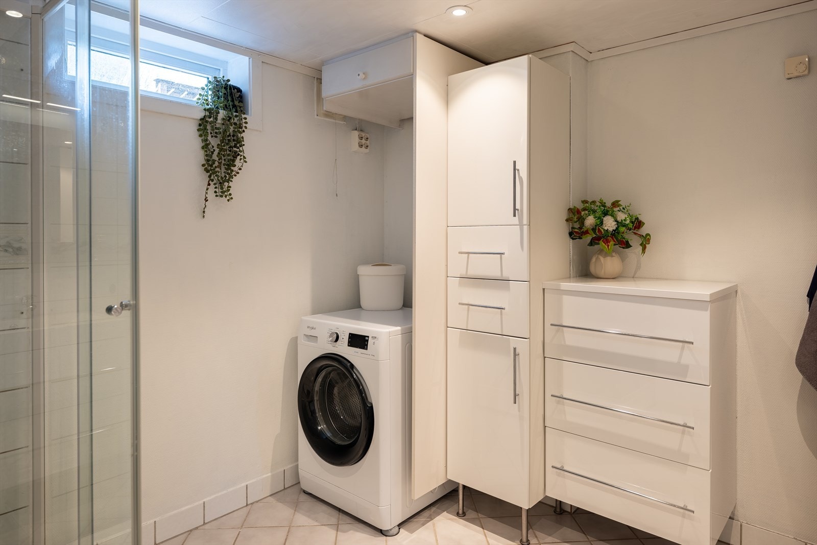 Videre byr badet på dusjkabinett, servant og opplegg for vaskemaskin. Galleribilde