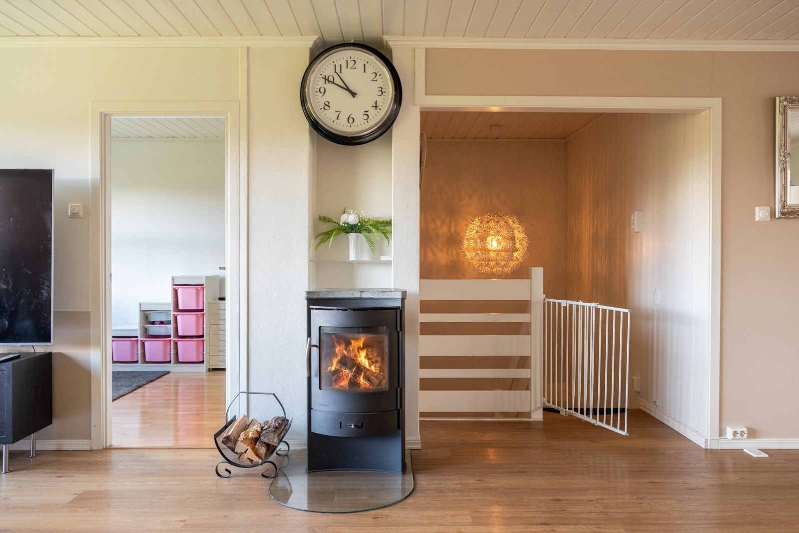 Videre varmes rekkehuset opp via elektrisitet, varmepumpe og økonomisk vedfyring - perfekt på kalde vinterkvelder. Det elektriske anlegget ble oppgradert i 2021. Galleribilde