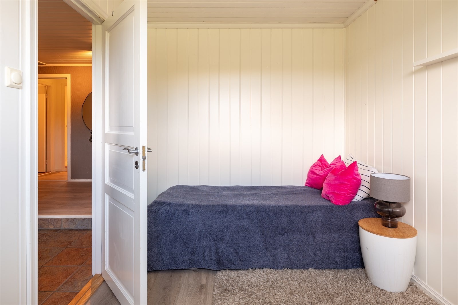 Det andre soverommet måler 8m², her får du plass til både dobbeltseng, nattbord og garderobe. Galleribilde