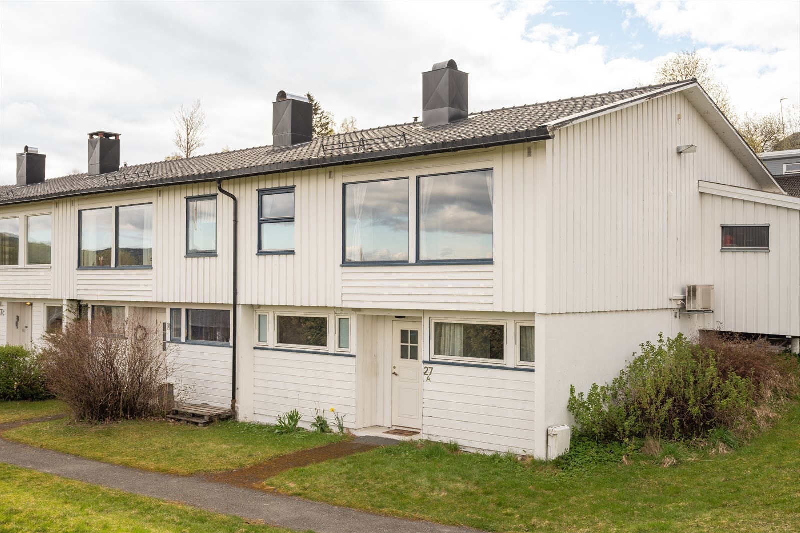 Velkommen til Skjetnemarkvegen 27A! Et tiltalende og innholdsrikt rekkehus med endebeliggenhet på attraktive Sjetnemarka. Foto: Eivind Mølnå Galleribilde