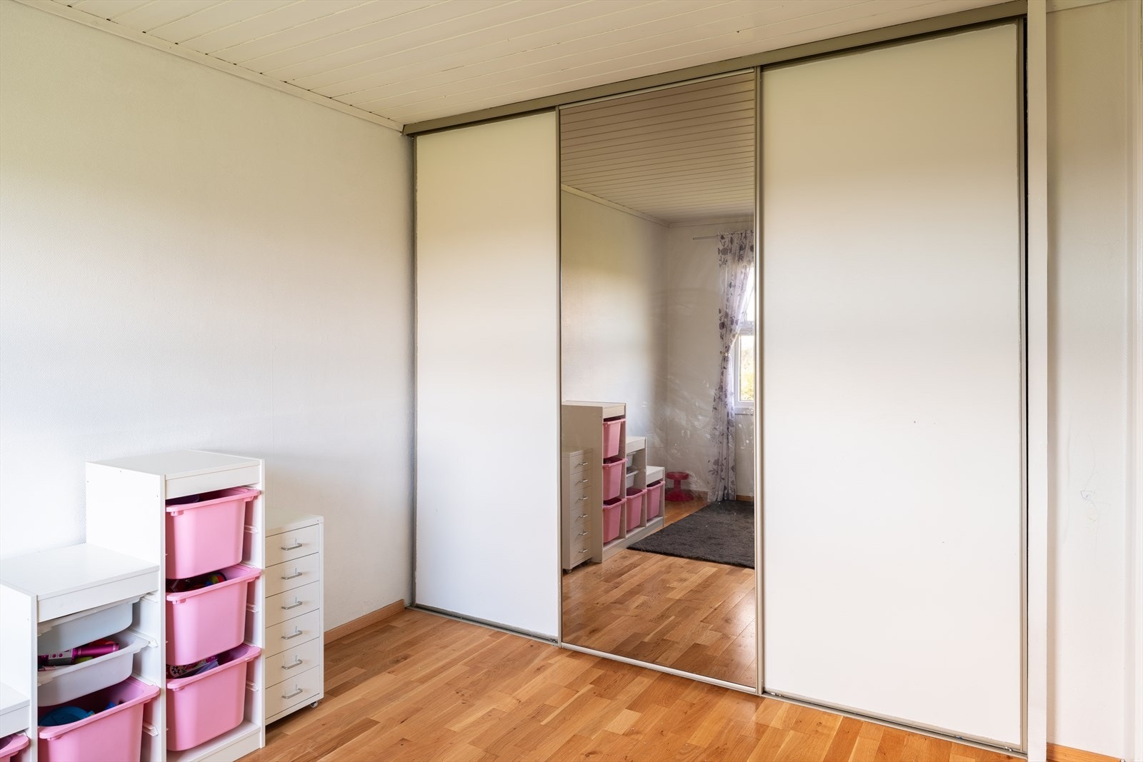Innebygd skyvedørsgarderobe medfølger handelen. Galleribilde