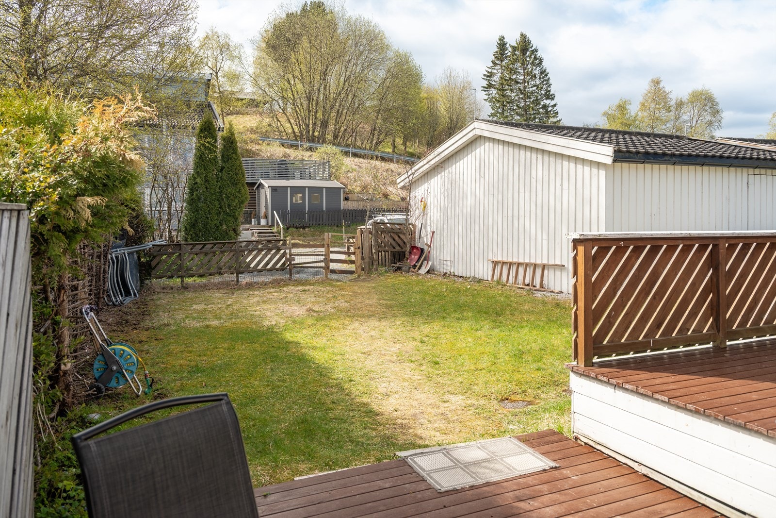 Boligens beliggenhet byr på fine uteområder med både flat hage og lite innsyn. Galleribilde