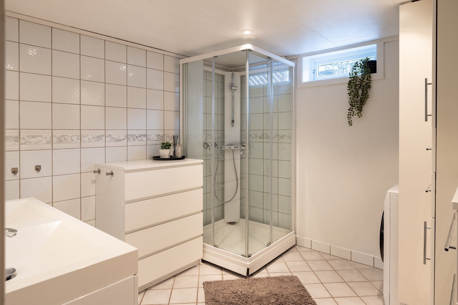Pent og flislagt bad på 7,5m² med behagelig gulvvarme. Galleribilde