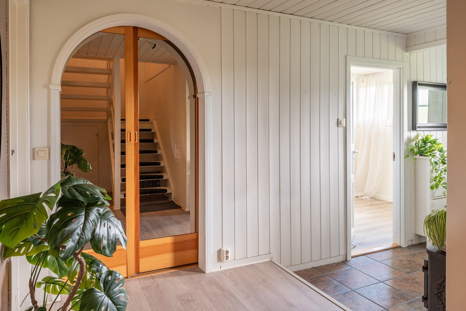 Underetasjen består av bad + wc, to innvendige boder, garderoberom, to soverom og entré. Galleribilde