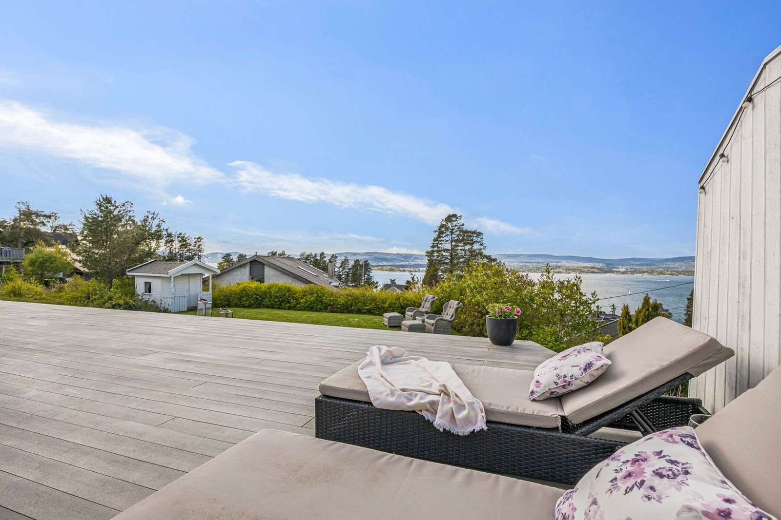 Terrassen med sine ca. 79 m² har god plass til å møblere i ulike soner etter behov. Galleribilde