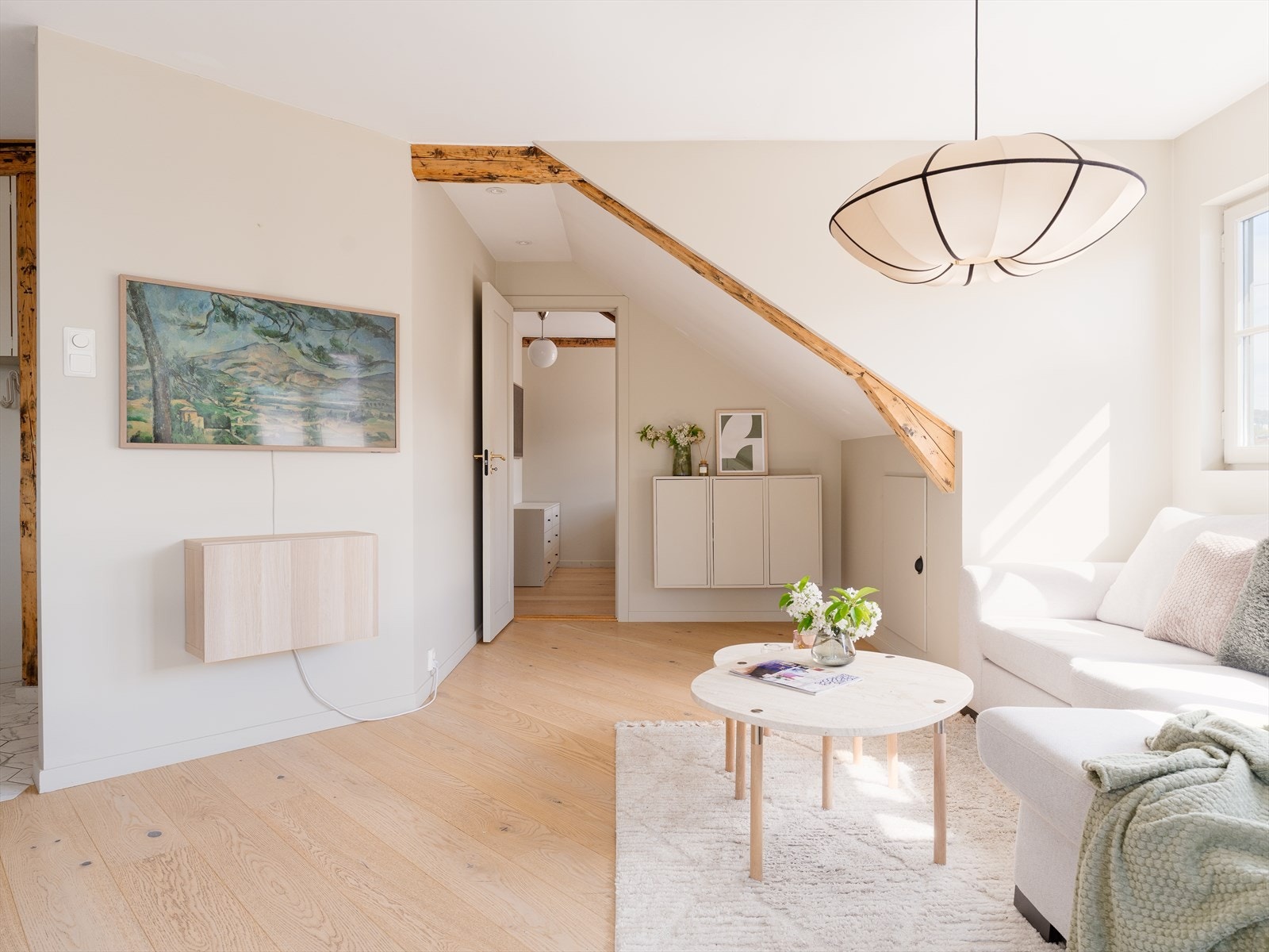 Stuen har naturlige soner for sofagruppe og spisebord. Galleribilde