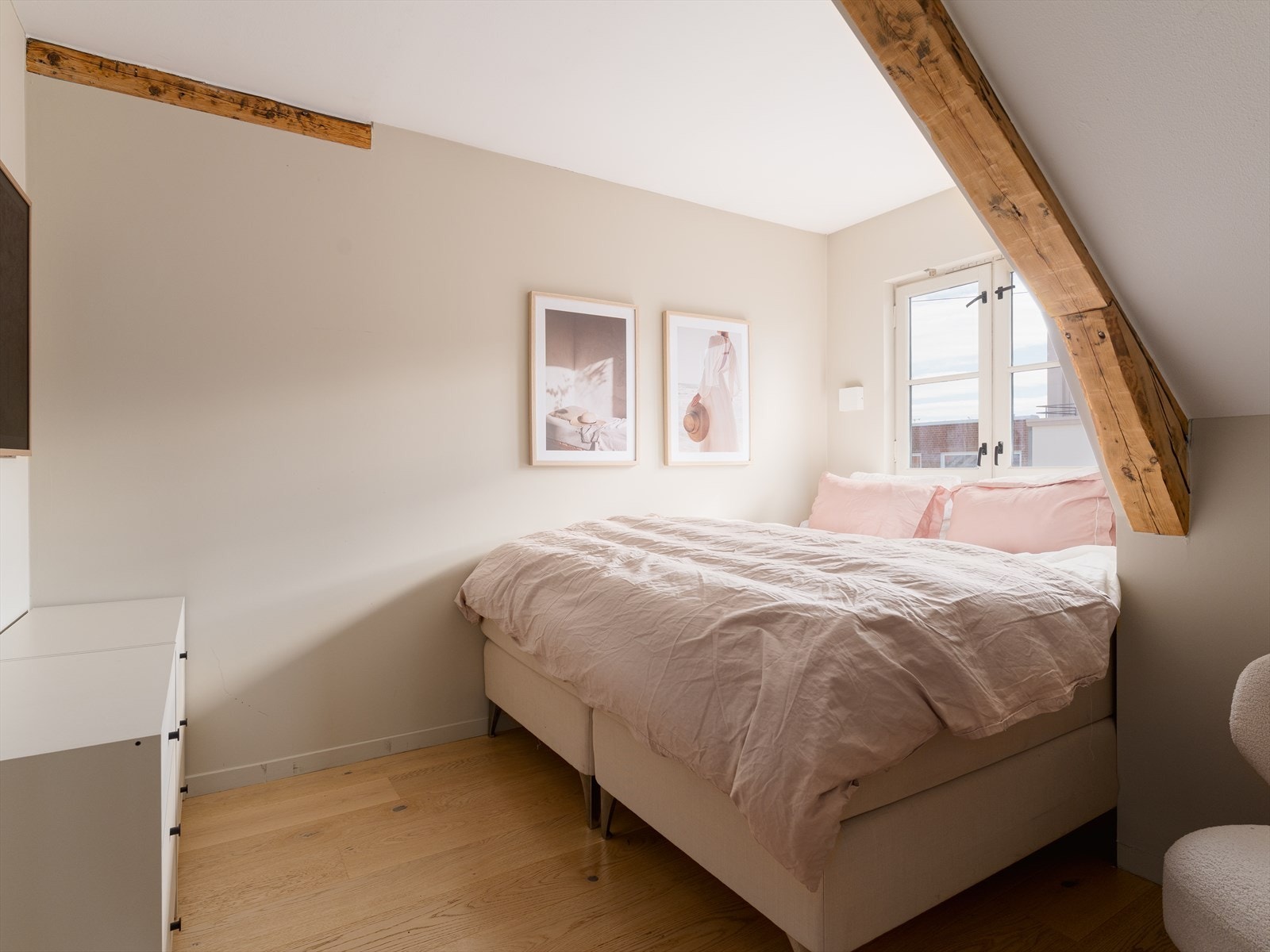 Lyst soverom med plass til dobbeltseng og oppbevaring. Galleribilde
