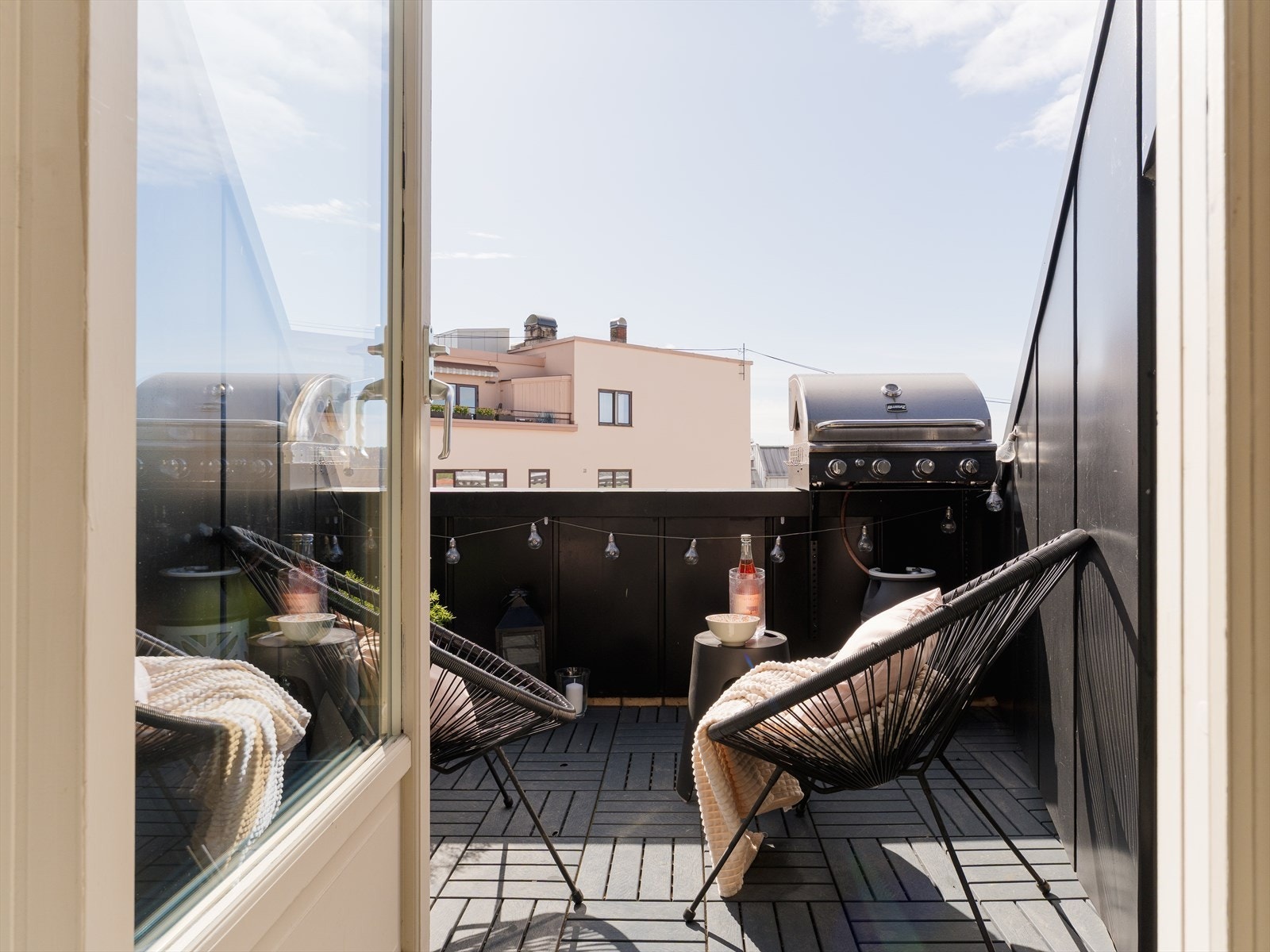 Leiligheten har en solrik, privat takterrasse med flott utsikt. Galleribilde